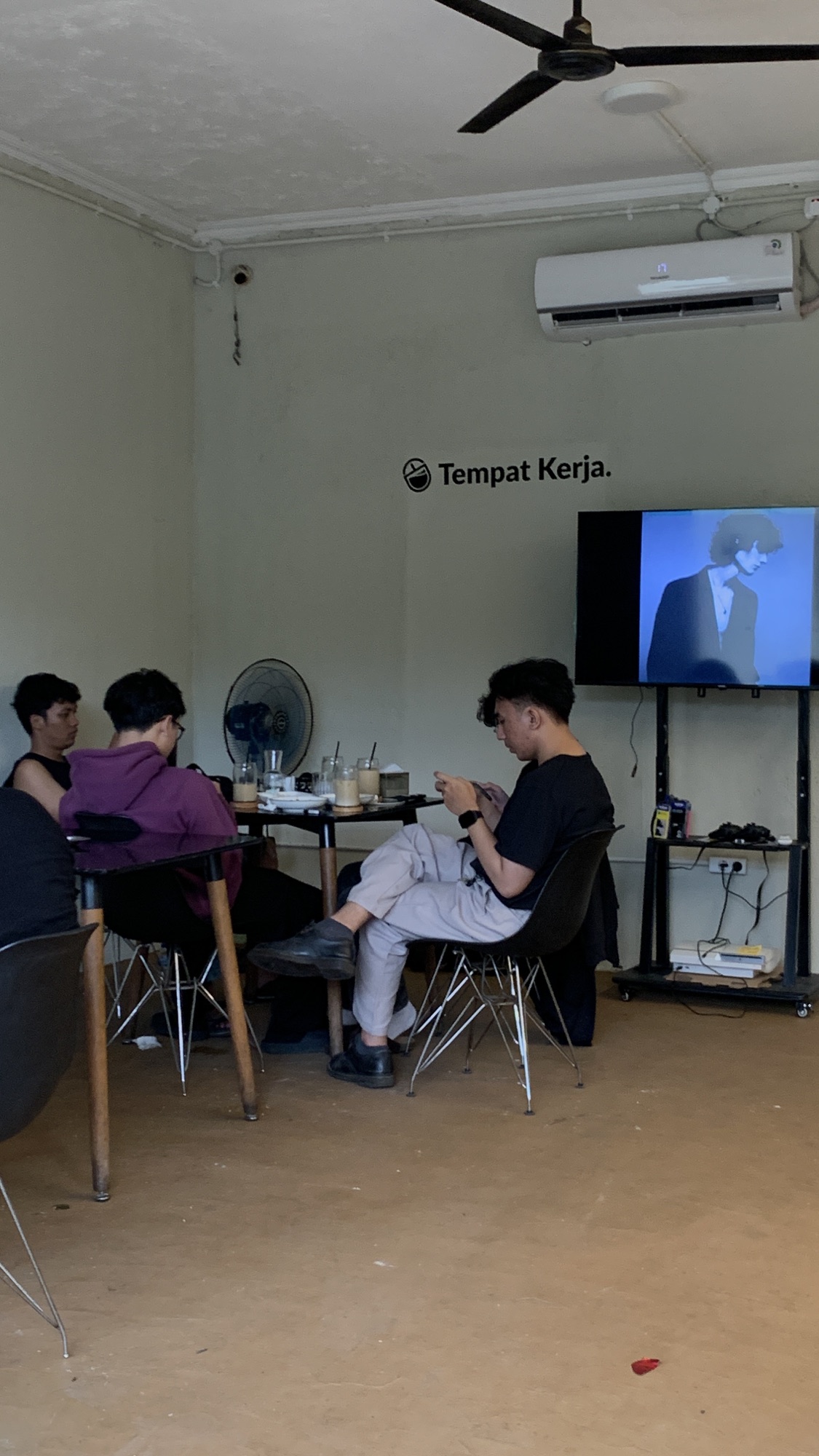 Teman-teman nongkrong di Kopi Tempat Kerja Bintaro
