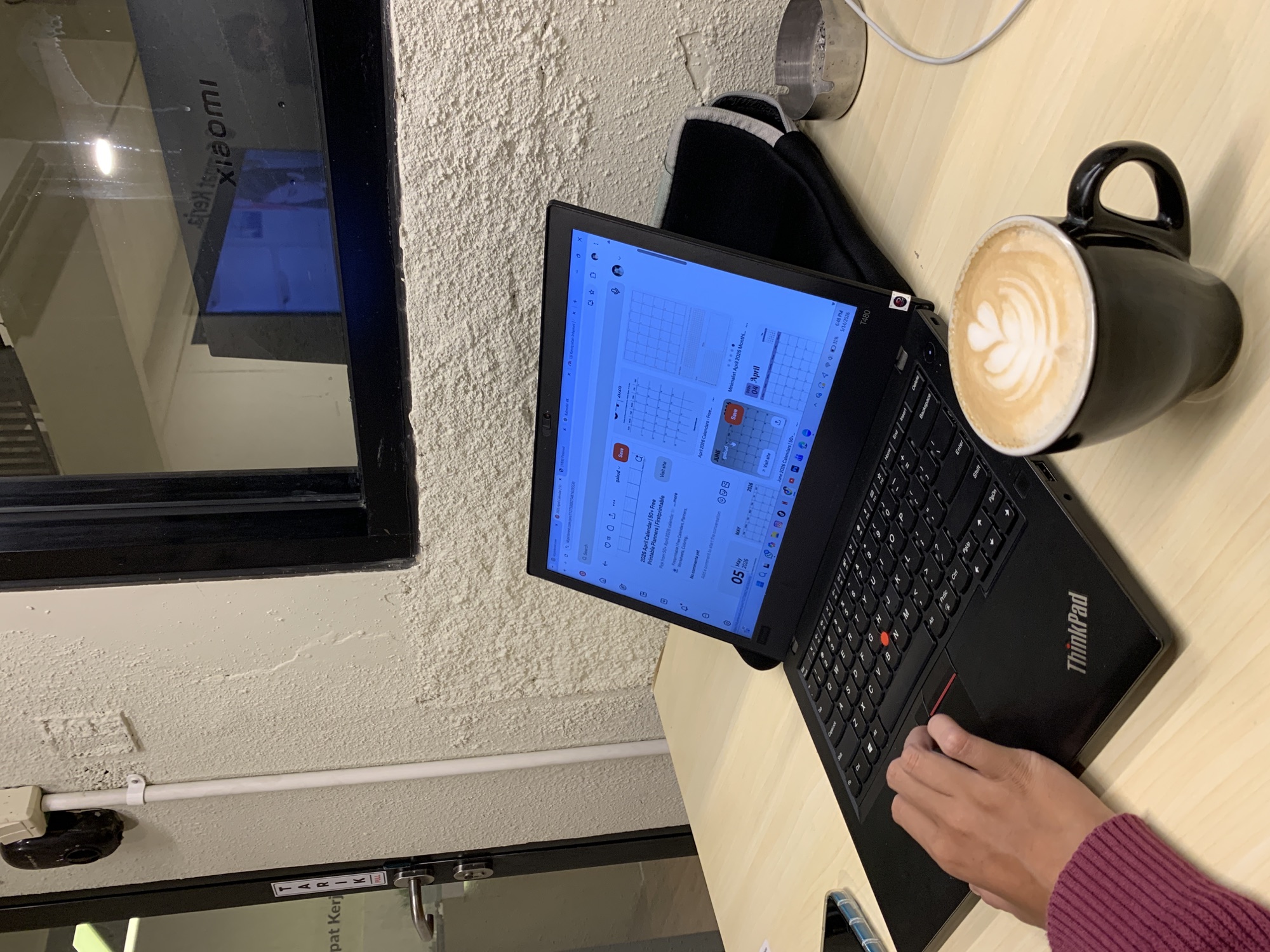 Laptop dan secangkir kopi di Kopi Tempat Kerja Bintaro