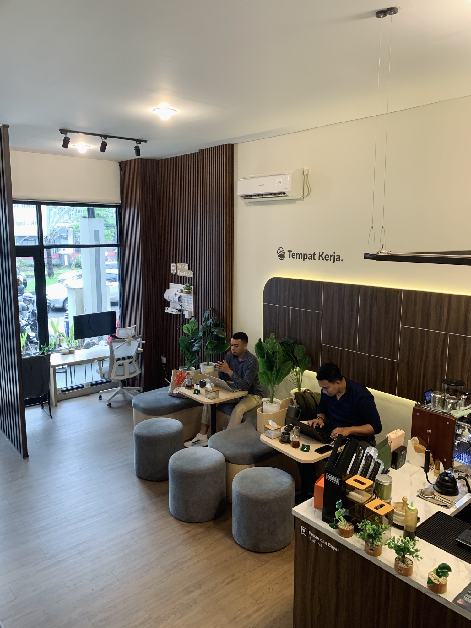 Coffee bar dan pengunjung di Kopi Tempat Kerja Cipondoh